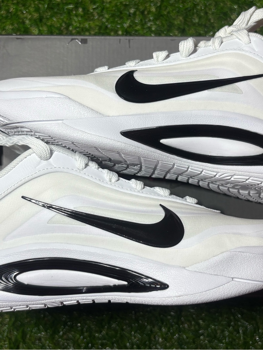 Nike women’s basketball Sneakers white and Black. Women’s 6.5, men’s 5. A1s
